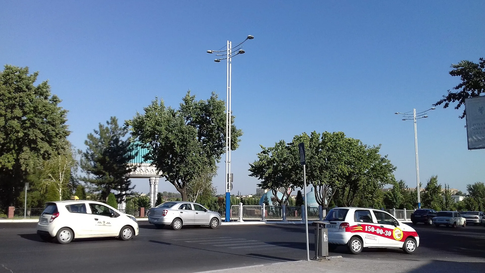 Toshkent, Amir Temur ko‘chasidagi oq taksi va yengil mashinalar