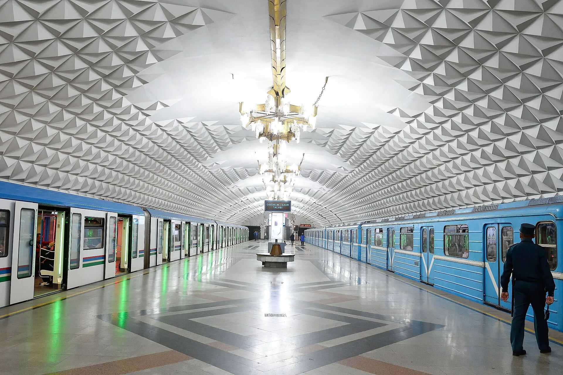 Toshkent metrosi, Beruni bekati: oq gumbazli zal va ko‘k poyezdlar